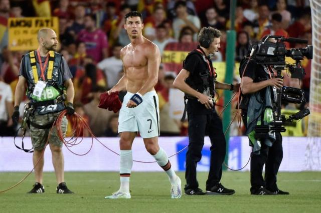 开云APP-葡萄牙主帅：C罗打替补是战术选择 他还是世界最佳